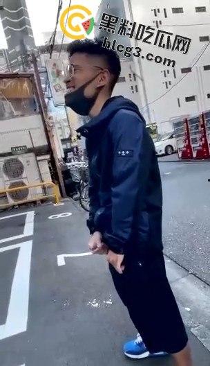 公共场所疯狂自慰，胆量堪比超级英雄，这样的行为真敢看！-5