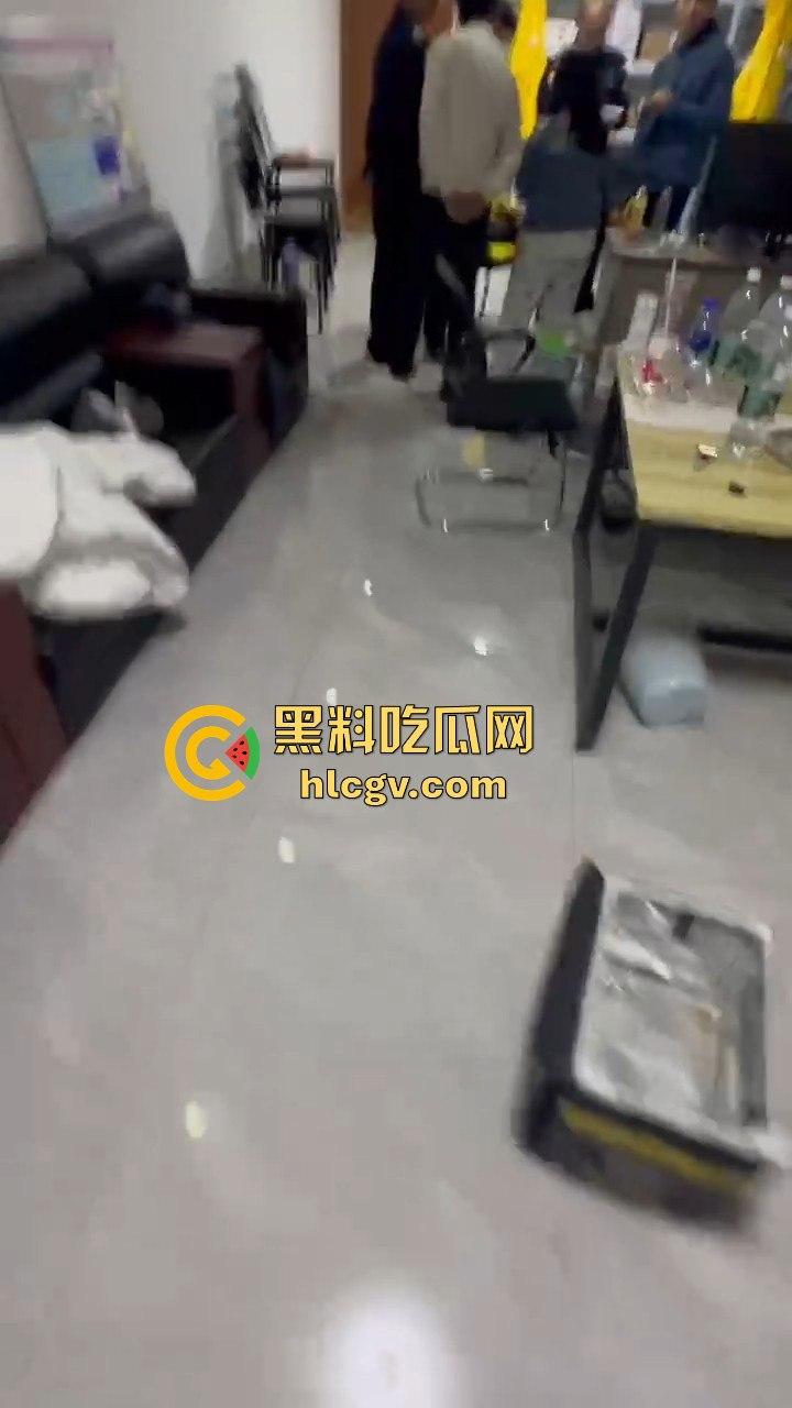 外卖小哥送错单，小仙女顾客怒喷对方，结果两人火花四溅直接开骂-8
