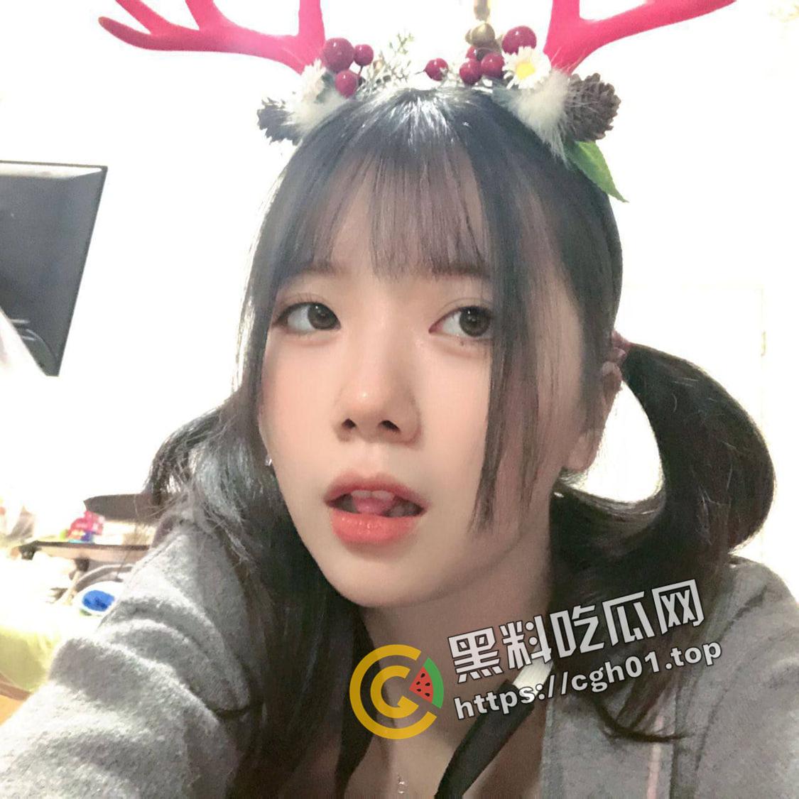 学弟帮学姐修电脑 发现学姐风骚自慰自拍 拷贝流出 还是学姐玩的花啊-1