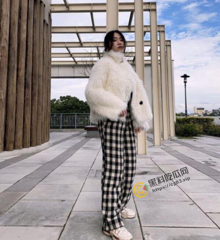 台湾的巨乳黄蜂腰长腿模特【Jsaie】因男友遗失手机  自嗨片流出-2