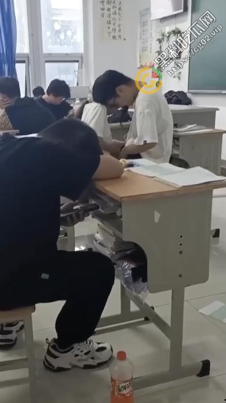 狗男女！教室当着这么多人竟然干起来了？！-3