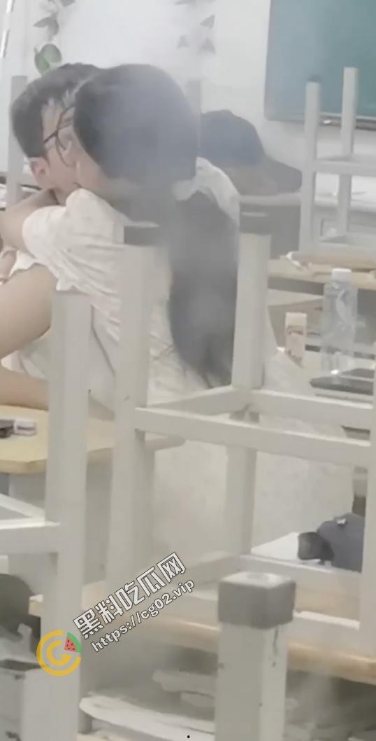 狗男女！教室当着这么多人竟然干起来了？！-5