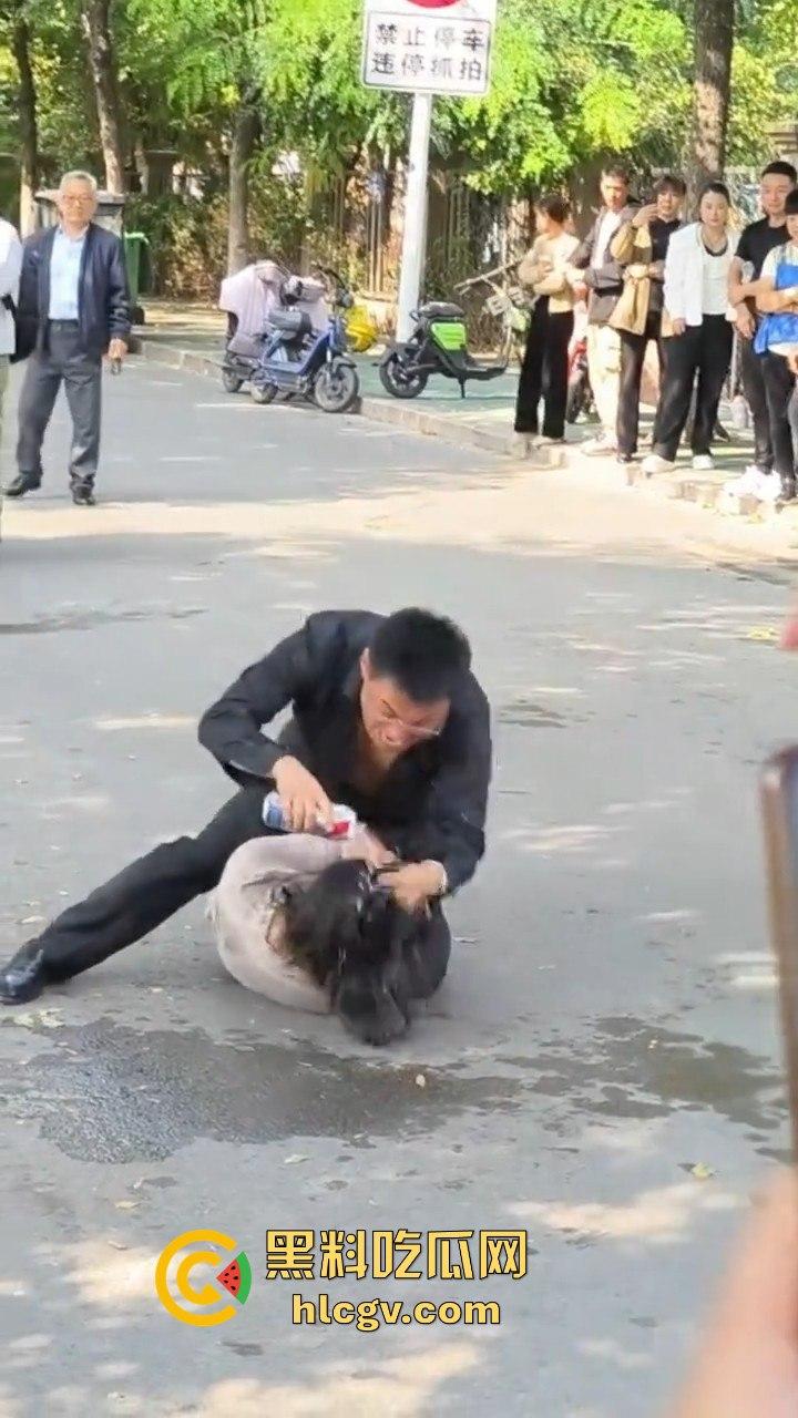 山东男子醉酒殴打女友还拿啤酒洗头！见义勇为小伙出手相救，醉鬼竟拿刀要捅人！-2