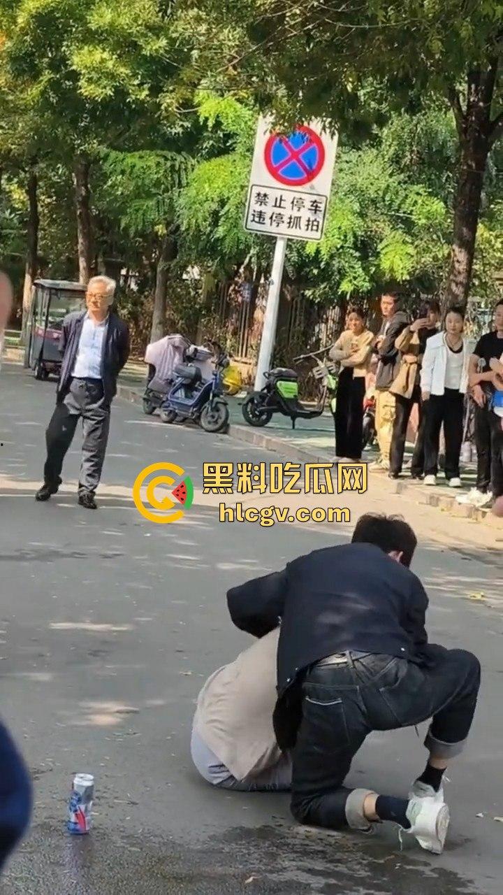 山东男子醉酒殴打女友还拿啤酒洗头！见义勇为小伙出手相救，醉鬼竟拿刀要捅人！-5
