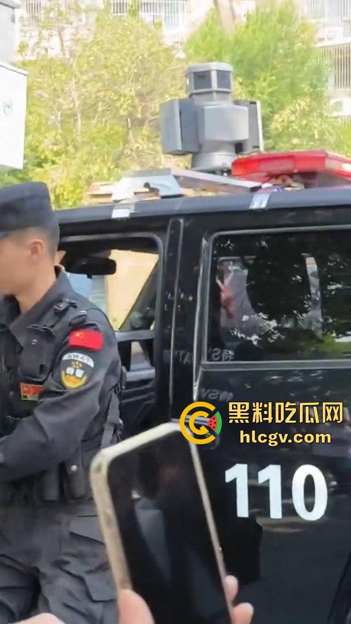 山东男子醉酒殴打女友还拿啤酒洗头！见义勇为小伙出手相救，醉鬼竟拿刀要捅人！-9