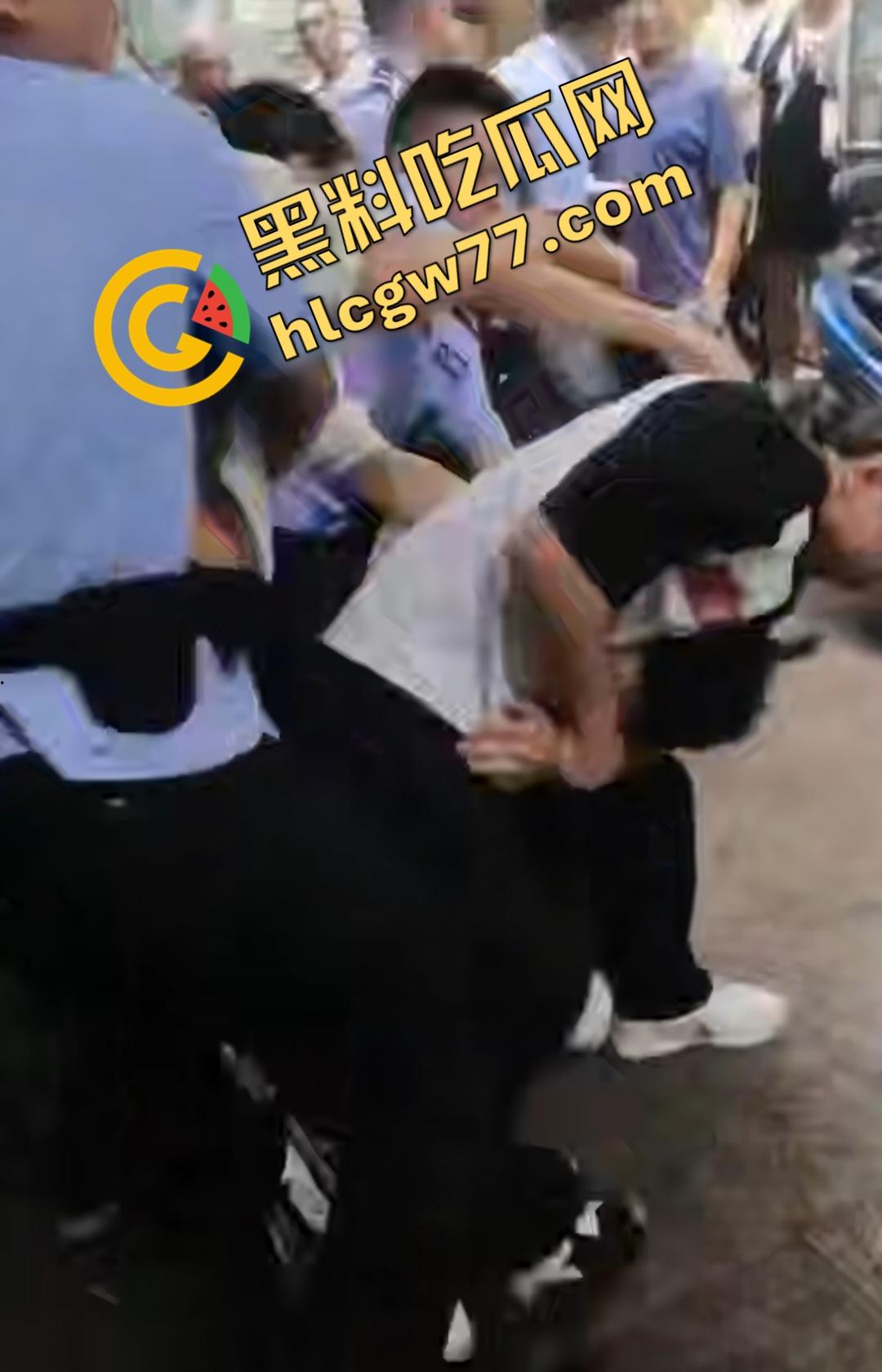 四川内江停车争执引血腥屠杀！刀仔狂捅59岁大叔致死，嫌犯被抓家属上去狂殴，警察都拦不住！-4