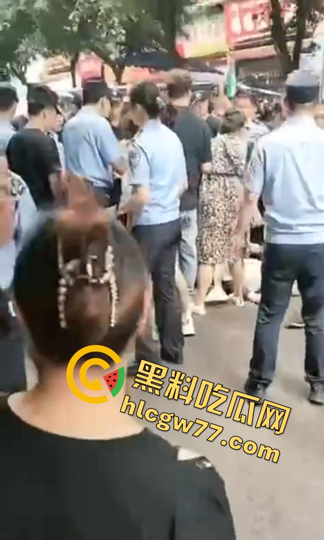 四川内江停车争执引血腥屠杀！刀仔狂捅59岁大叔致死，嫌犯被抓家属上去狂殴，警察都拦不住！-8