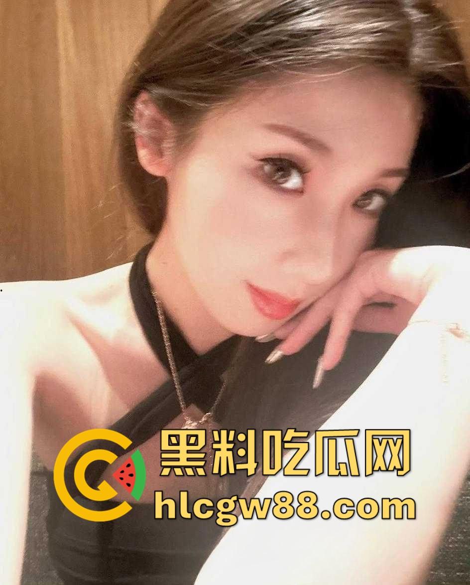 抖音直播间一个小淫娃 大哥说啥就做啥 抖音小网红直播擦边 对着墙壁舌舔舐模拟口交！-1