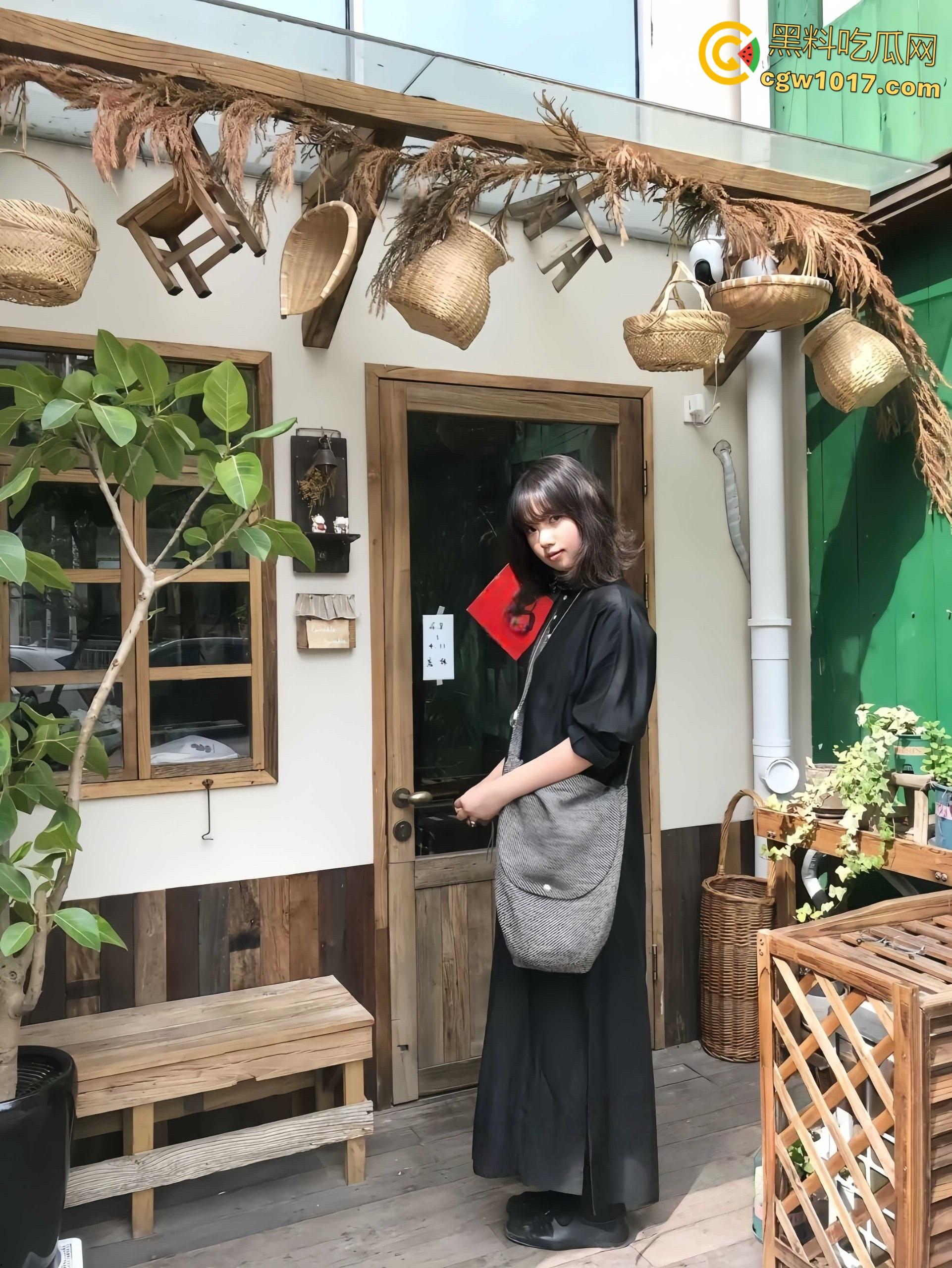 上海富二代调教中日混血妹子，平日乖乖女说着不要，主动开房毒龙口交，3P淫乱双洞齐开，骑脸口爆颜射一脸！-5