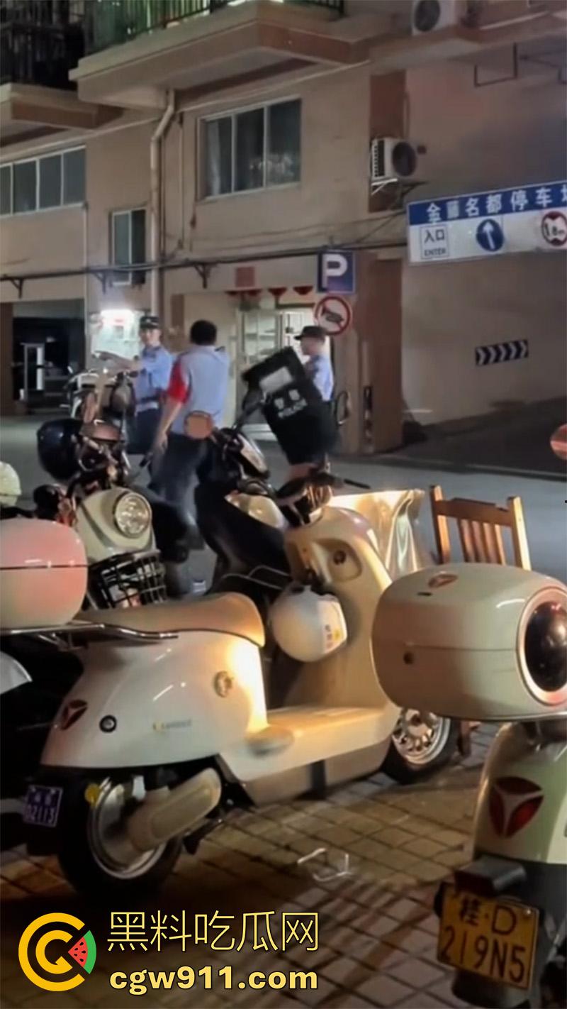 广西藤县河西疯牛伤人事件，伤者正在治疗疯牛仍在逃，警方联合多部门在大冲肚区域追捕！-7