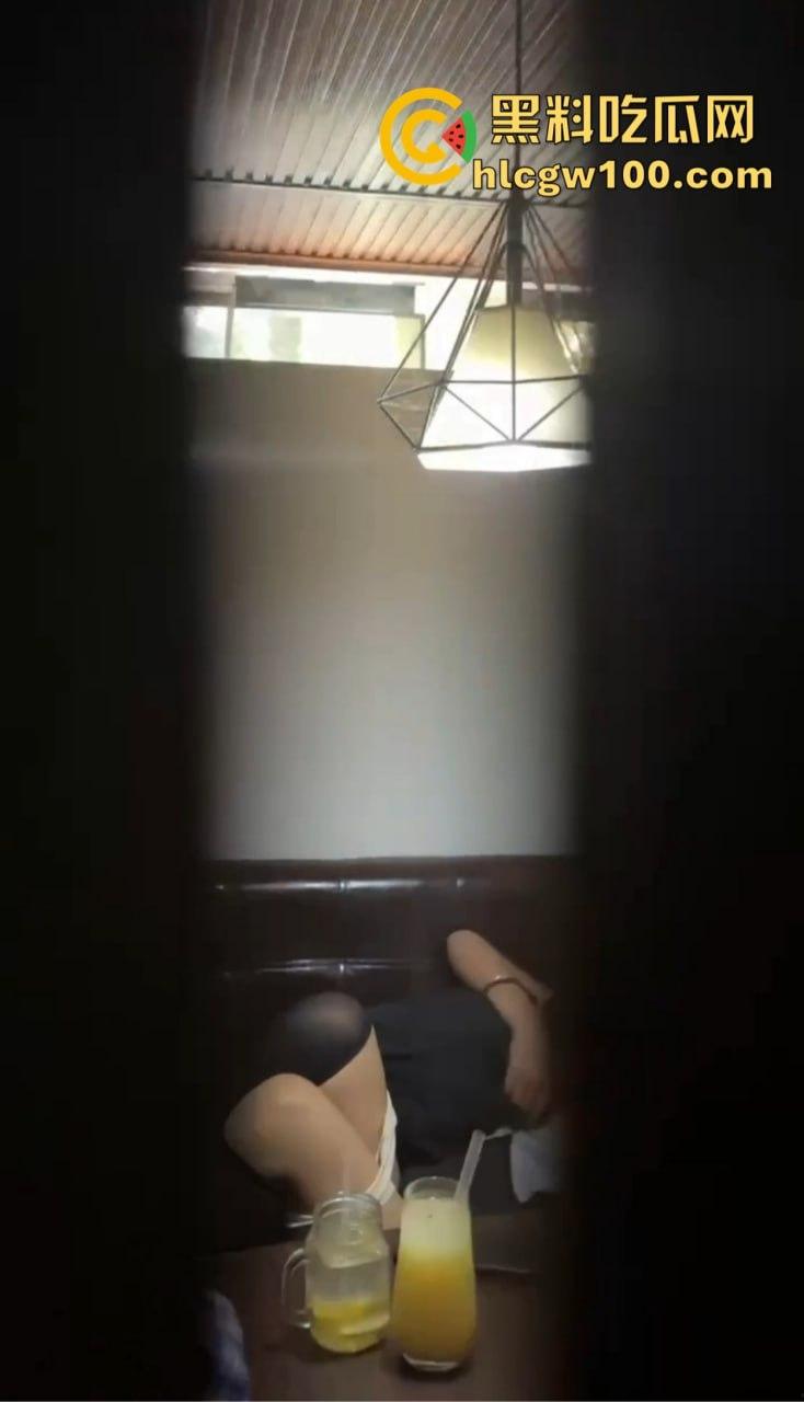 奶茶店上演学生激情啪啪直播大曝光，四川雅安白丝JK校服高中妹忘拉窗帘，被全程偷拍娇喘声浪到奶茶洒一桌！-14