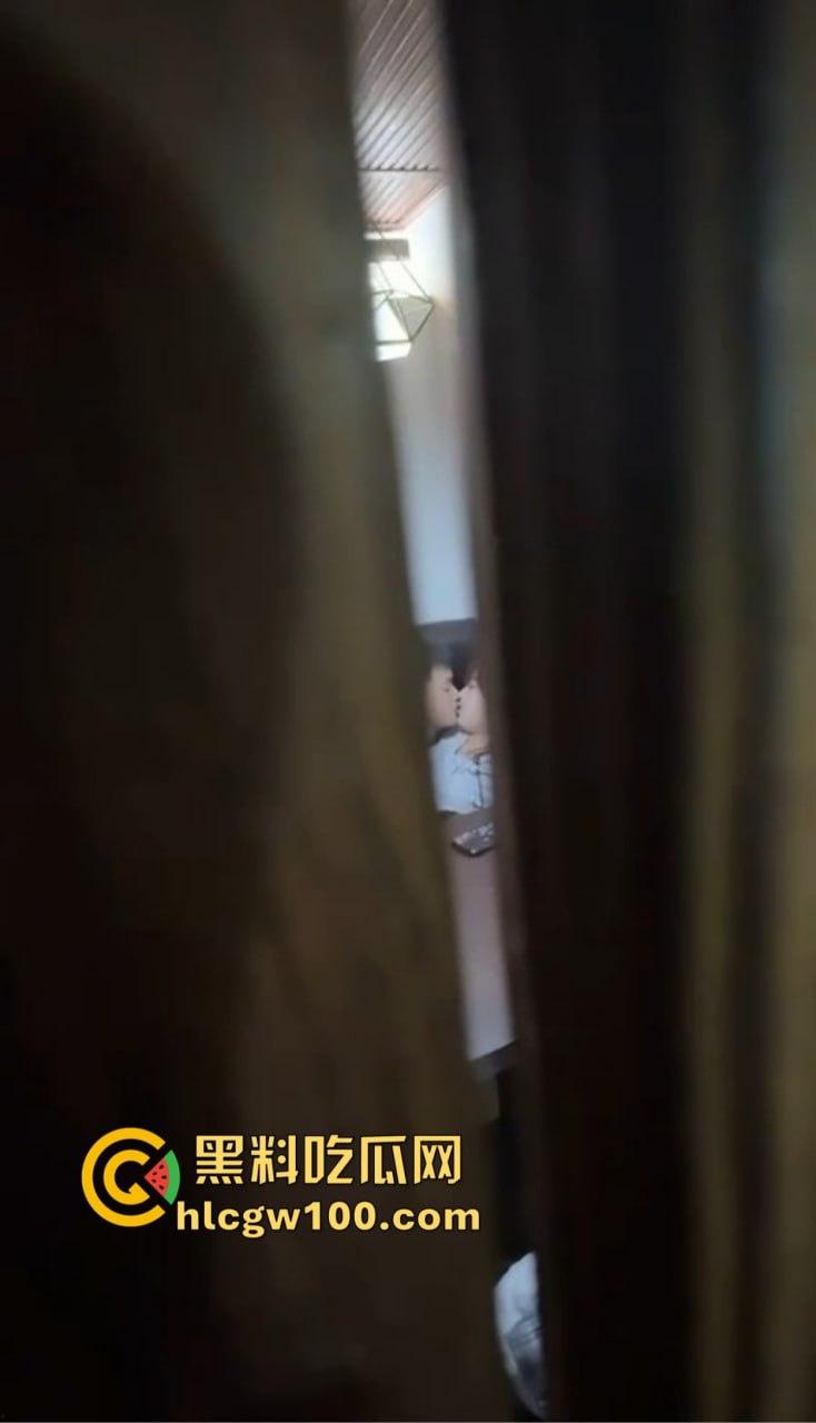 奶茶店上演学生激情啪啪直播大曝光，四川雅安白丝JK校服高中妹忘拉窗帘，被全程偷拍娇喘声浪到奶茶洒一桌！-15