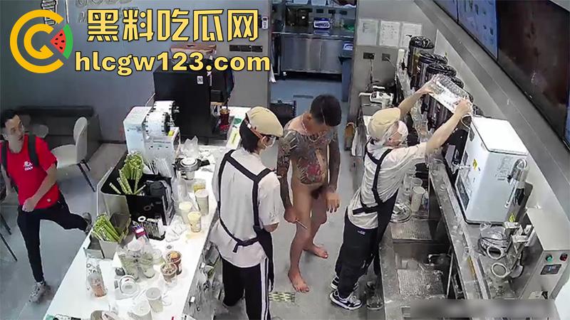 广东纹身精神小伙，吸毒后精神失常，全裸持刀冲入奶茶店，疯狂捅杀客人，全程无一人上前帮忙！-6