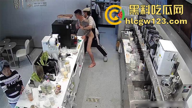广东纹身精神小伙，吸毒后精神失常，全裸持刀冲入奶茶店，疯狂捅杀客人，全程无一人上前帮忙！-7