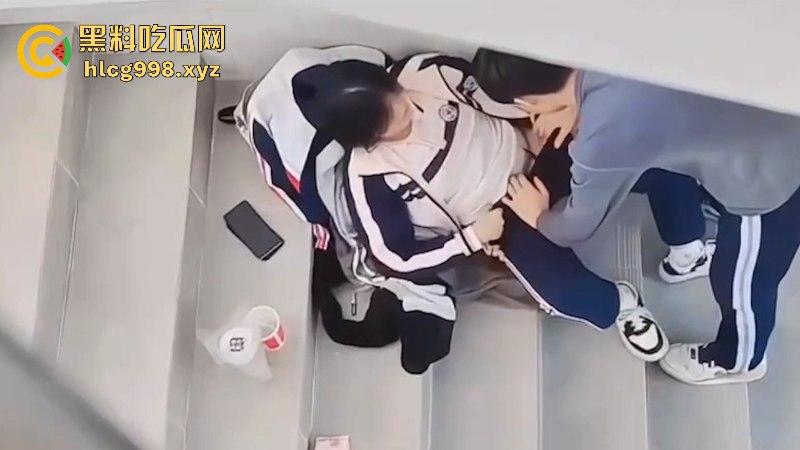 保定学院李梦茹与男友楼道啪啪被偷拍 深情舌吻 脱裤抠穴 年轻就是好啊-1