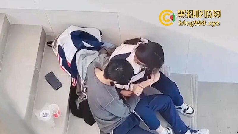 保定学院李梦茹与男友楼道啪啪被偷拍 深情舌吻 脱裤抠穴 年轻就是好啊-11