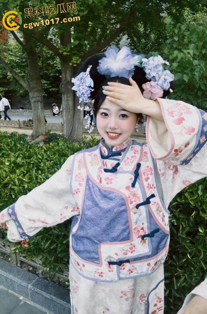 身材一流的舞蹈系女友，特别会骚叫的长发苗条美眉，抠两下就流水脱光全程主动 ，女上M腿使劲肏张着嘴尖叫 ！-4