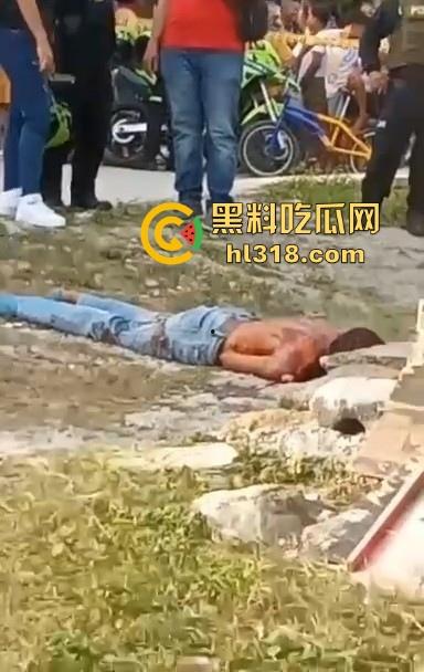 哥伦比亚双重谋杀案，疑似帮派报复，枪手杀害了不不尽兴，还要在死者头部猛踹几脚才愤愤离去，国外真乱！-6