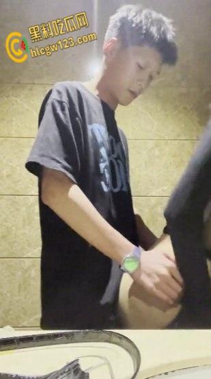 KTV包间里拥吻，衣着暴露的女同学深入短裤抚摸，卫生间激情口交站立后入打桩 ！-6