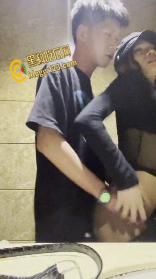 KTV包间里拥吻，衣着暴露的女同学深入短裤抚摸，卫生间激情口交站立后入打桩 ！-7