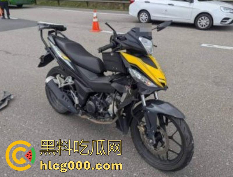 马来西亚摩托车手断头事件,为躲避卡车撞上隔离带,导致其当场被割断头颅,现场画面流出!-4