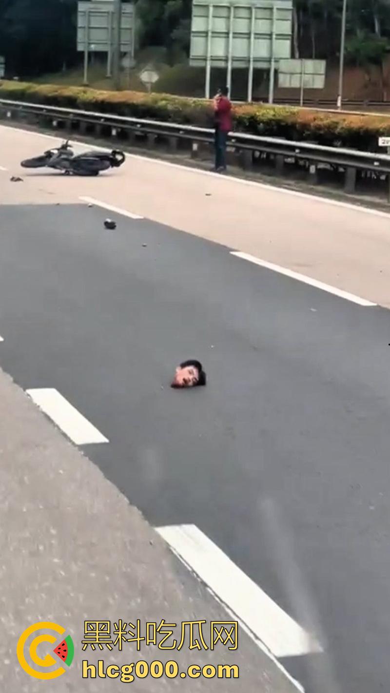马来西亚摩托车手断头事件,为躲避卡车撞上隔离带,导致其当场被割断头颅,现场画面流出!-5