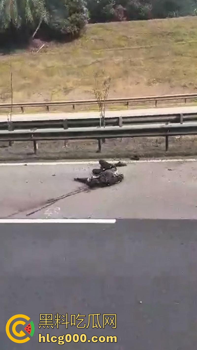 马来西亚摩托车手断头事件,为躲避卡车撞上隔离带,导致其当场被割断头颅,现场画面流出!-6