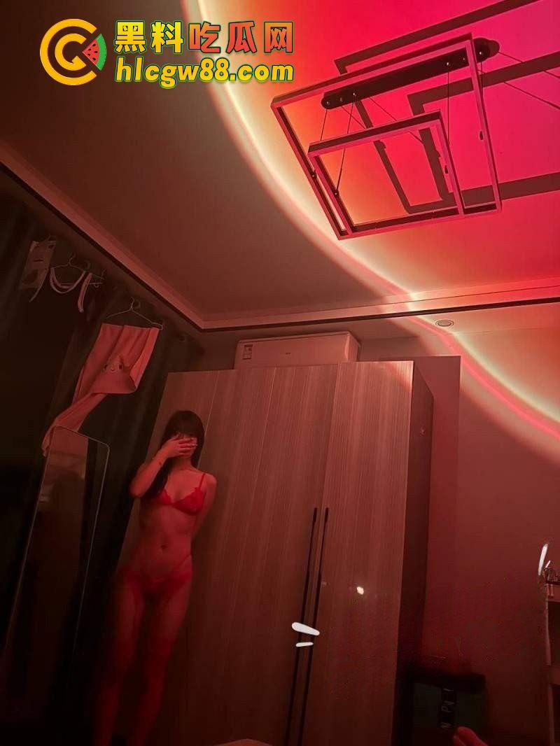 芜湖学生妹『李娜』极品骚货经期还浴血操翻，长腿冷脸反差婊，骑鸡巴狂摇逼水喷炸，镜头前吃屌嗨到爆！-5