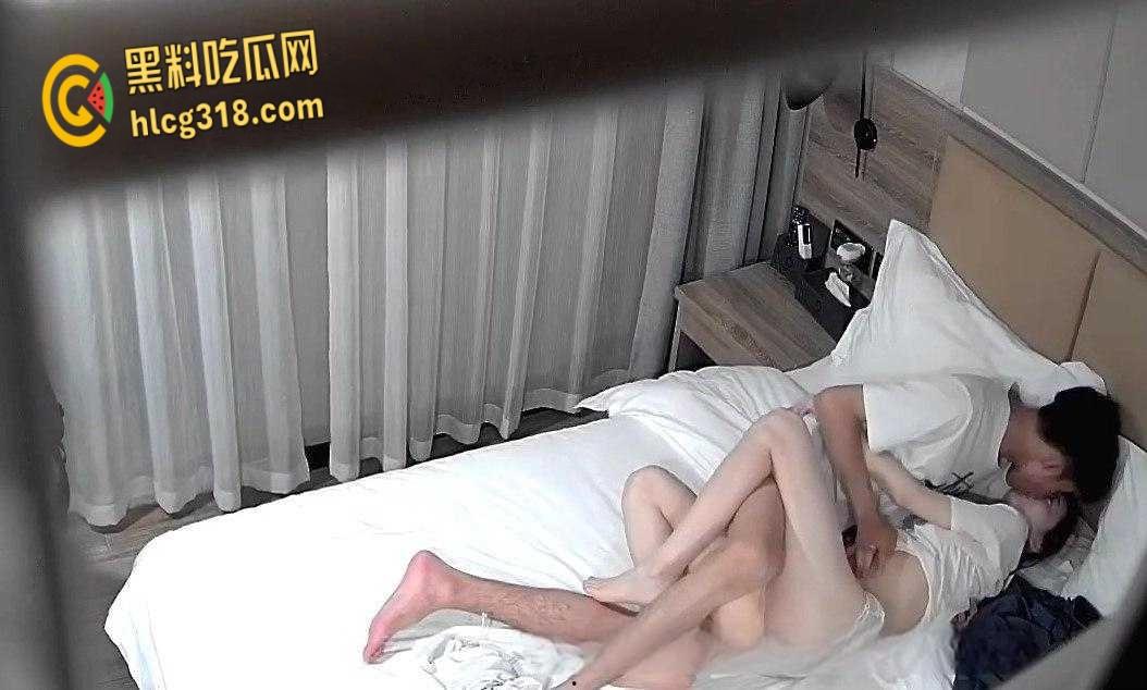 大学生情侣宾馆偷吃禁果，妹子一进门就激情舌吻69口交，更是齐上阵性爱36式都使出来！-2