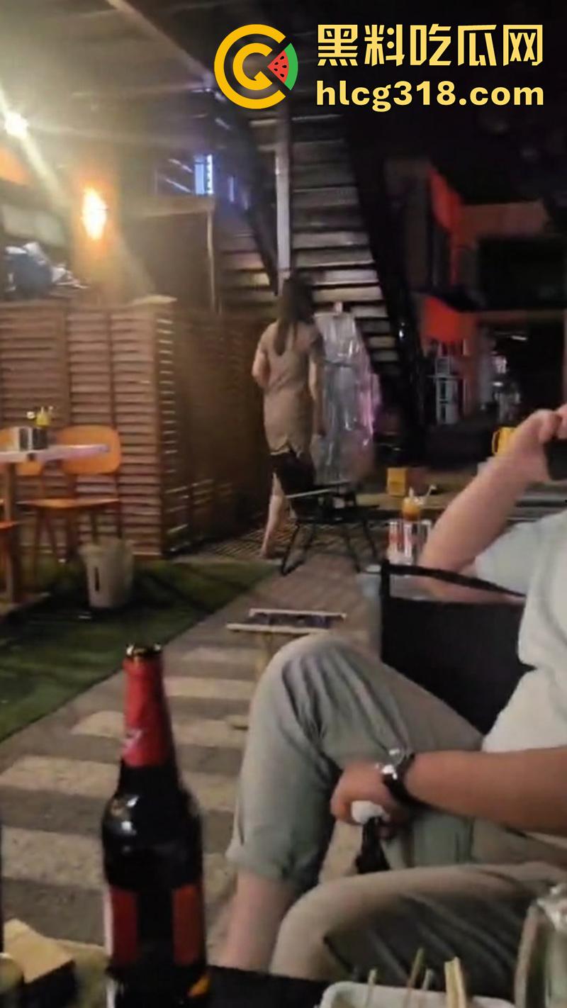 现实版AV情节偷拍，领导请下属吃饭训话，却背着小伙偷情操其女友，真是不讲武德啊！-7