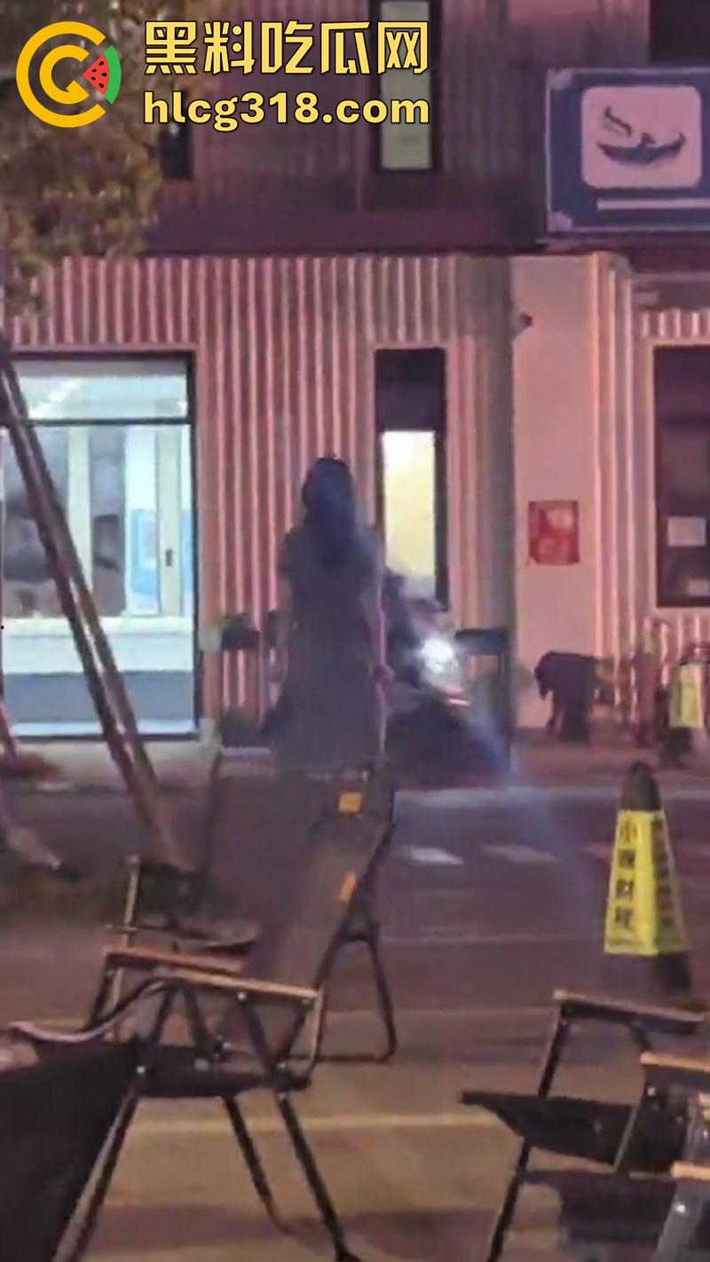 现实版AV情节偷拍，领导请下属吃饭训话，却背着小伙偷情操其女友，真是不讲武德啊！-8