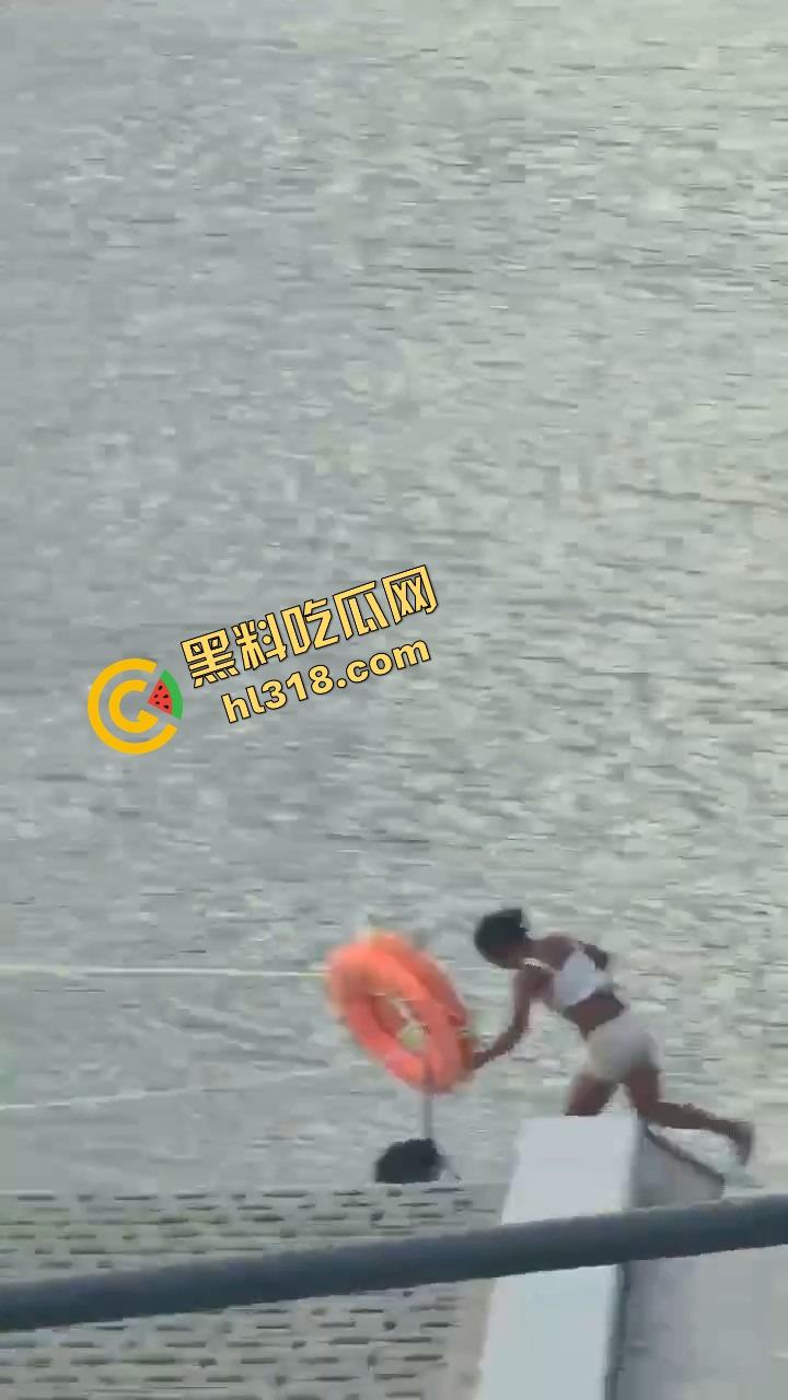 连云港河边裸泳妹子现身，天气一热直接全裸脱下水放飞自我，亲密接触大自然，真就不怕被人看！-8