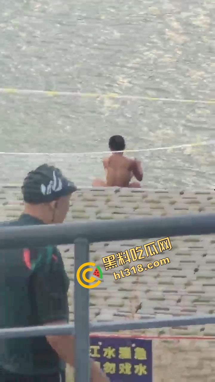 连云港河边裸泳妹子现身，天气一热直接全裸脱下水放飞自我，亲密接触大自然，真就不怕被人看！-13