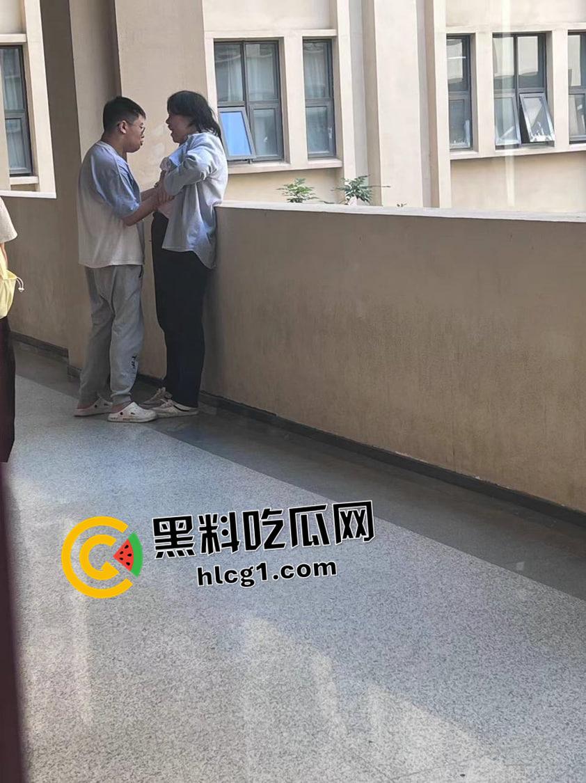 炸裂高二学生 楼道亲嘴摸奶  奶子被揉的飞起 你俩直接当场干吧-5