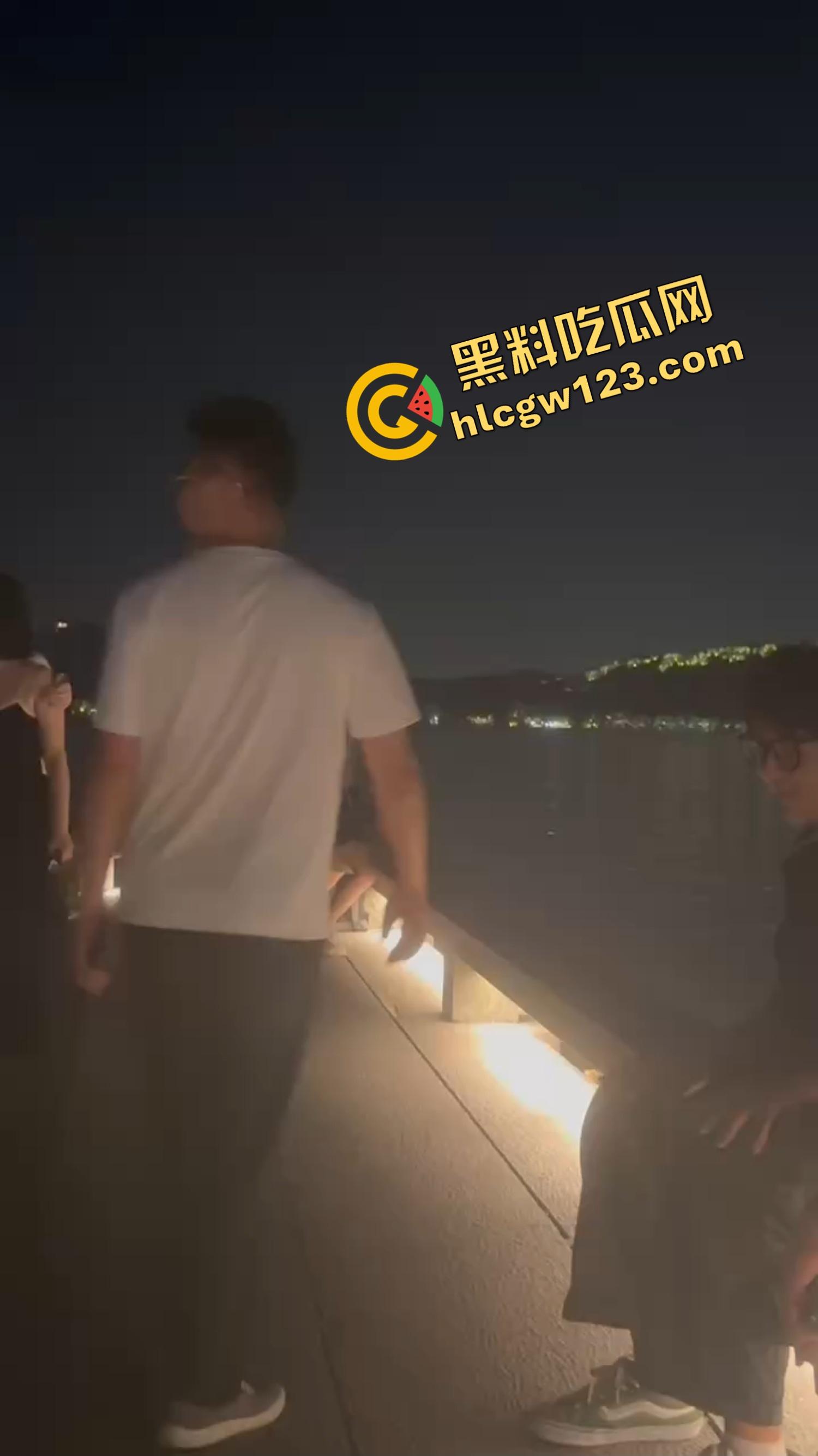 520武汉江边吊带一解开就吸奶，骚女当众喂奶开品，全程不遮羞，坐着就能当场操！-1