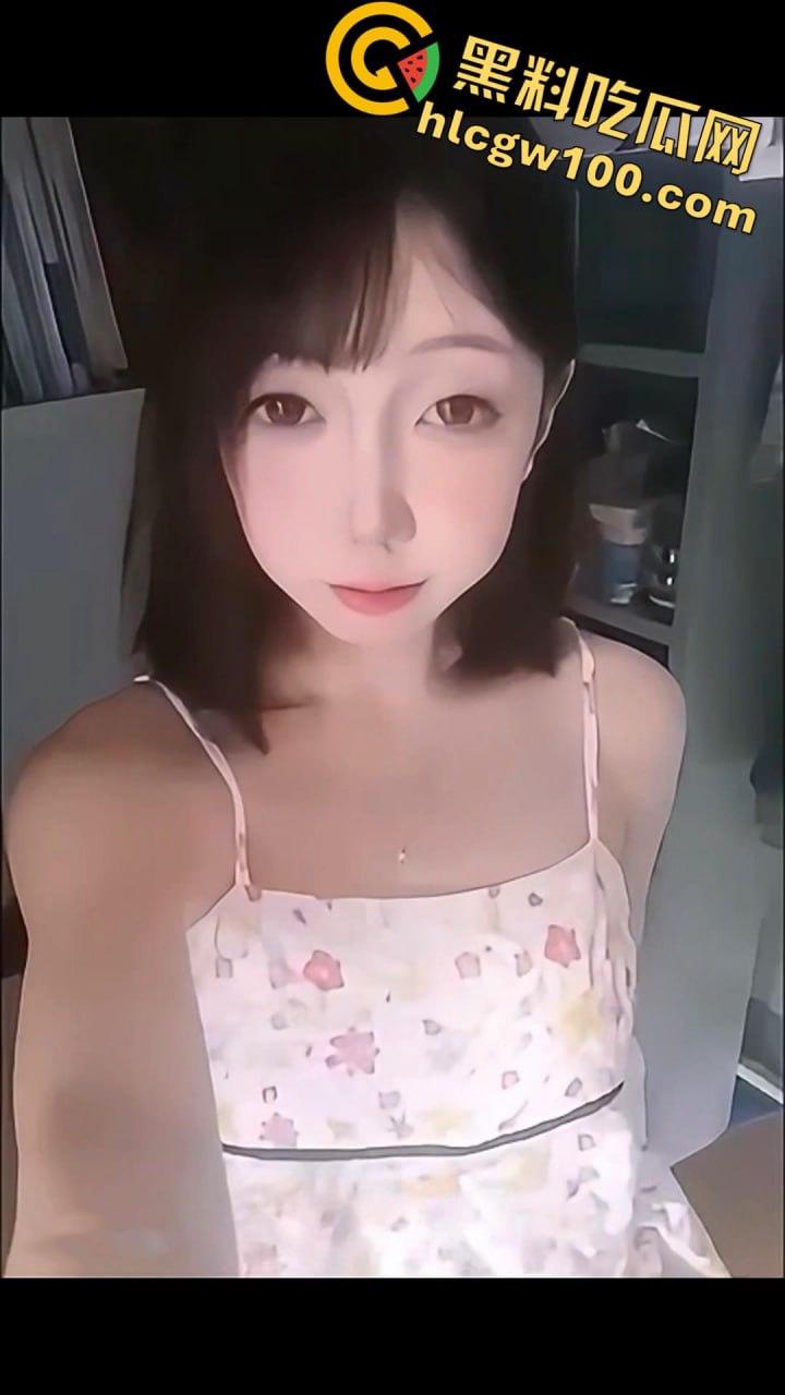 湖北19岁反差精神小妹【邵丽燏】被土豪大肆网调视频曝光，给主人拍内裤拍逼完成任务！-5