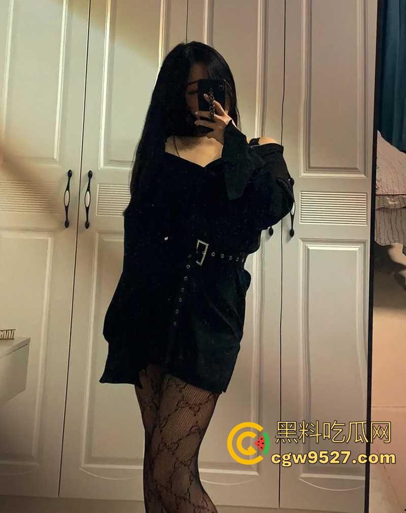 深夜带嫂子进公厕乱伦，丝袜尤物口交舔屌，撅臀后入被玩嗨，户外偷情真是刺激，真是过瘾啊！-1