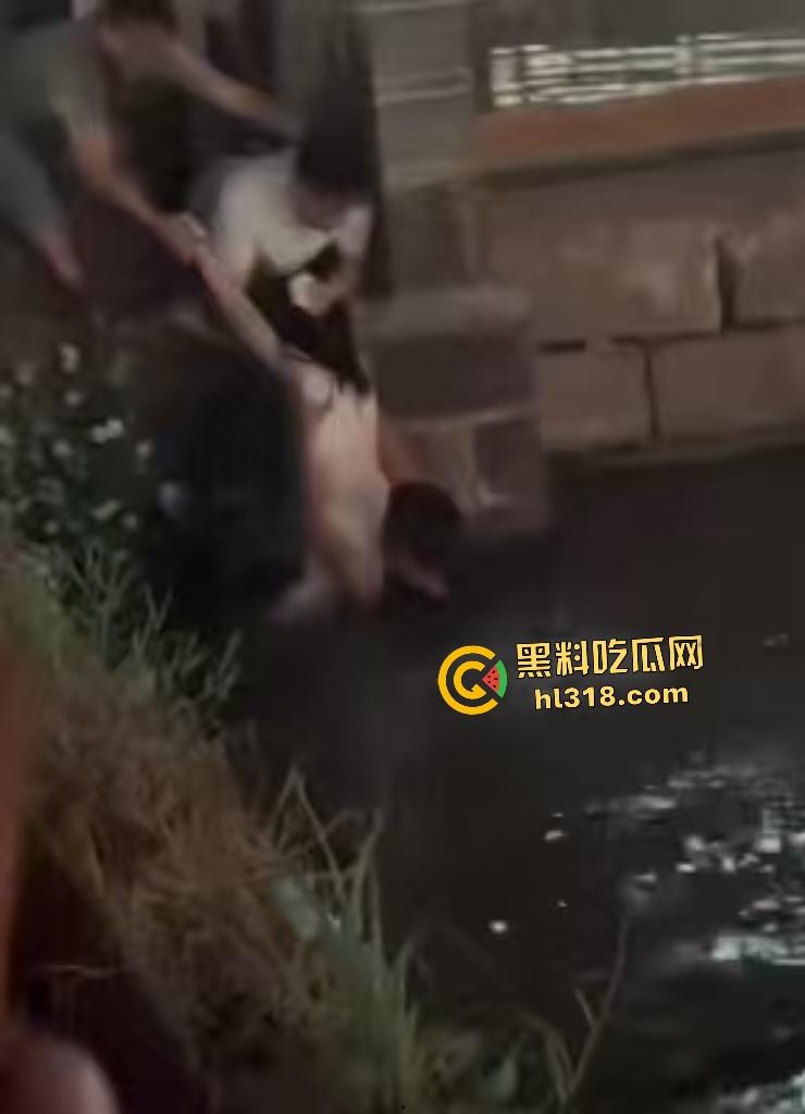 四川宜宾老公不给妻子买秋天第一杯奶茶跳河，白衣小哥拼命抢救还被打，上岸后老公直接一巴掌然后拖走！-5