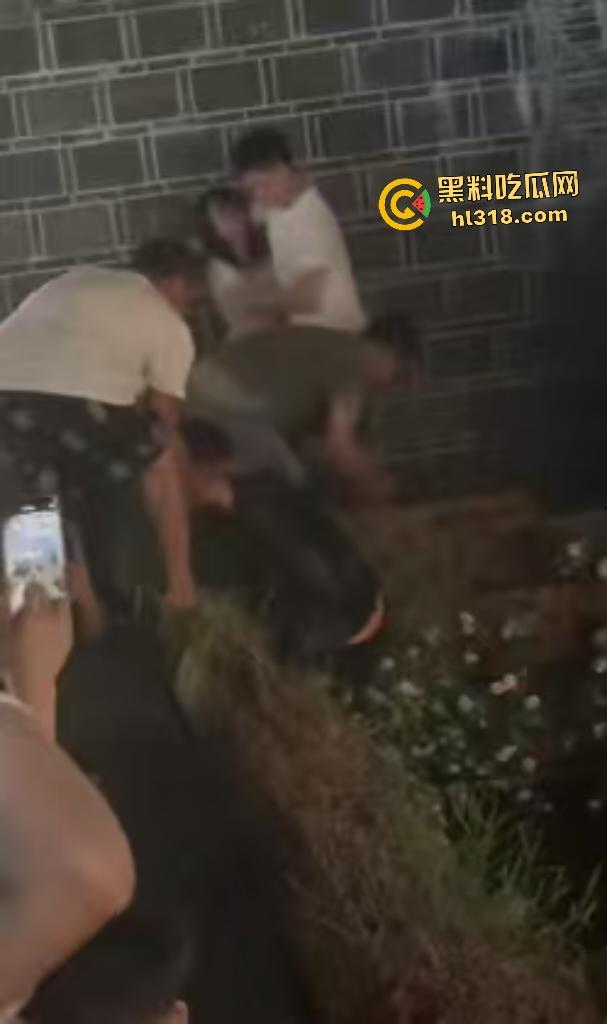 四川宜宾老公不给妻子买秋天第一杯奶茶跳河，白衣小哥拼命抢救还被打，上岸后老公直接一巴掌然后拖走！-8