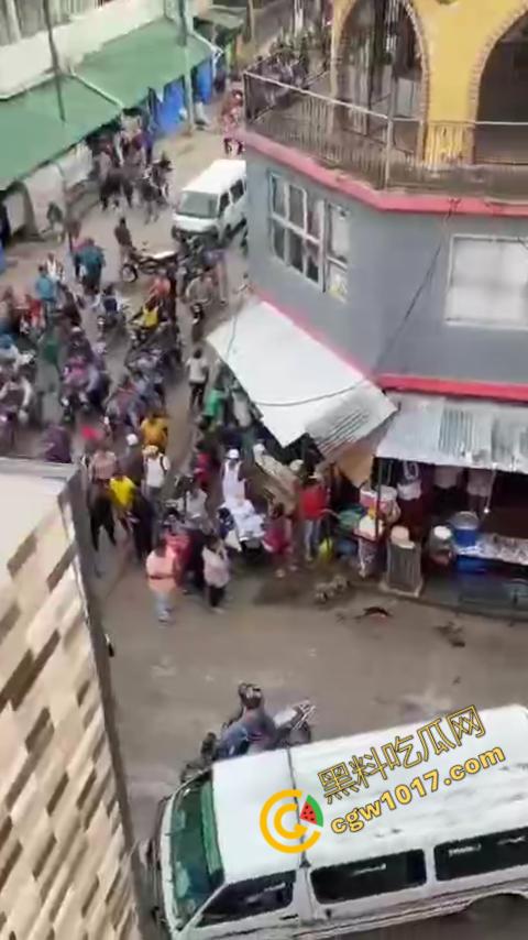 国外男子竟当街自残，刀割喉咙鲜血四溅，群众惊恐围观，男子倒地不省人事，惨烈一幕令人心悸胆战！-1