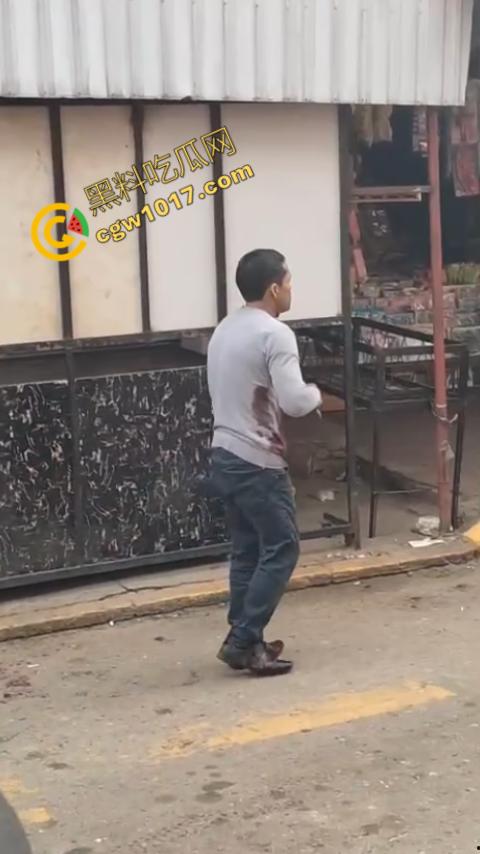 国外男子竟当街自残，刀割喉咙鲜血四溅，群众惊恐围观，男子倒地不省人事，惨烈一幕令人心悸胆战！-4