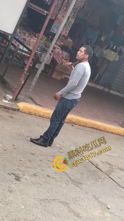 国外男子竟当街自残，刀割喉咙鲜血四溅，群众惊恐围观，男子倒地不省人事，惨烈一幕令人心悸胆战！-6