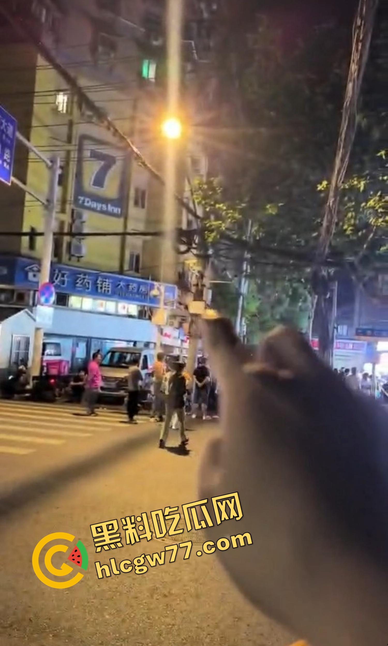 武汉汉正街深夜烧烤摊突发连环枪击案，四声枪响瞬间两人爆头一人穿胸，哥们哪来的枪？-19