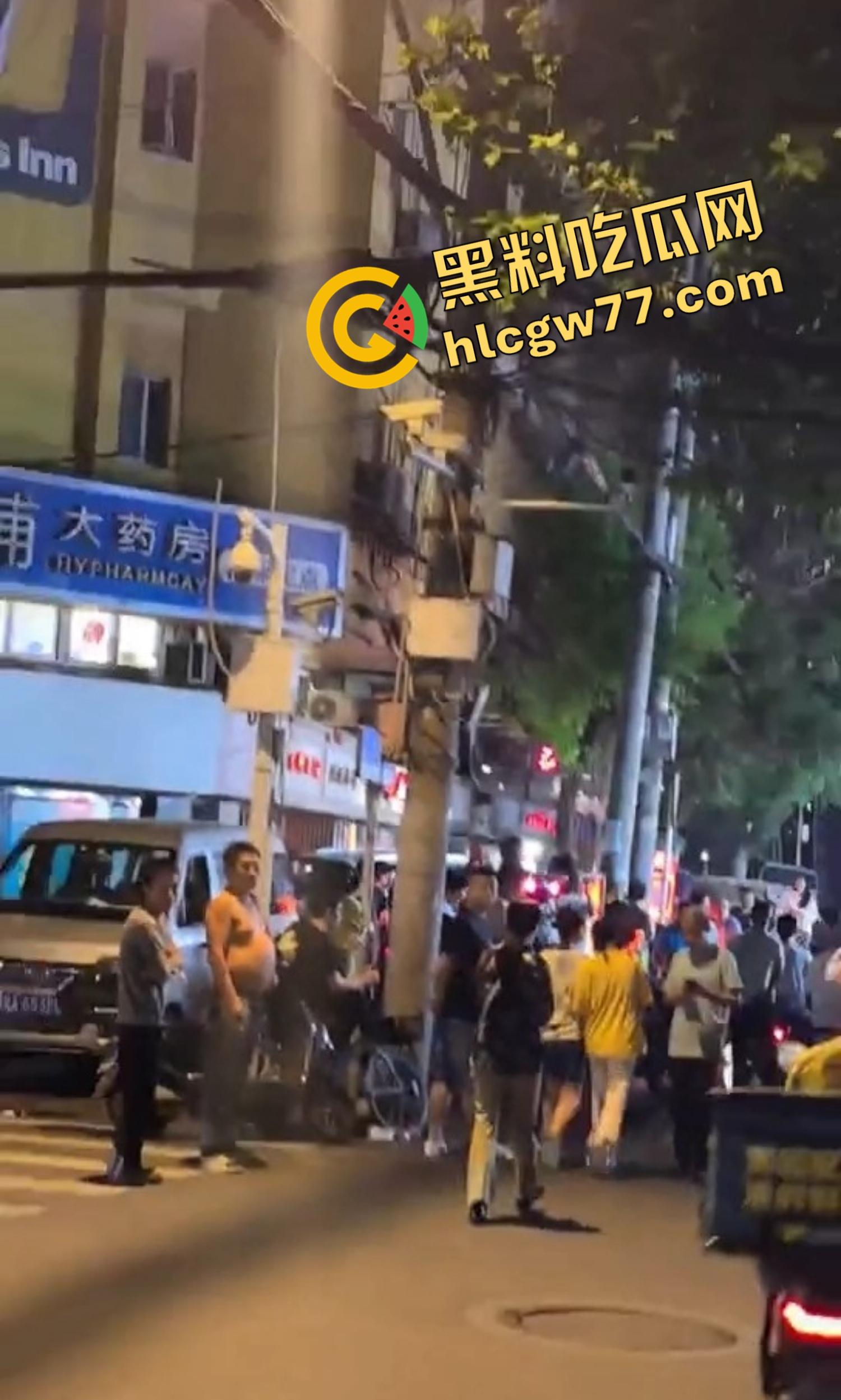 武汉汉正街深夜烧烤摊突发连环枪击案，四声枪响瞬间两人爆头一人穿胸，哥们哪来的枪？-20