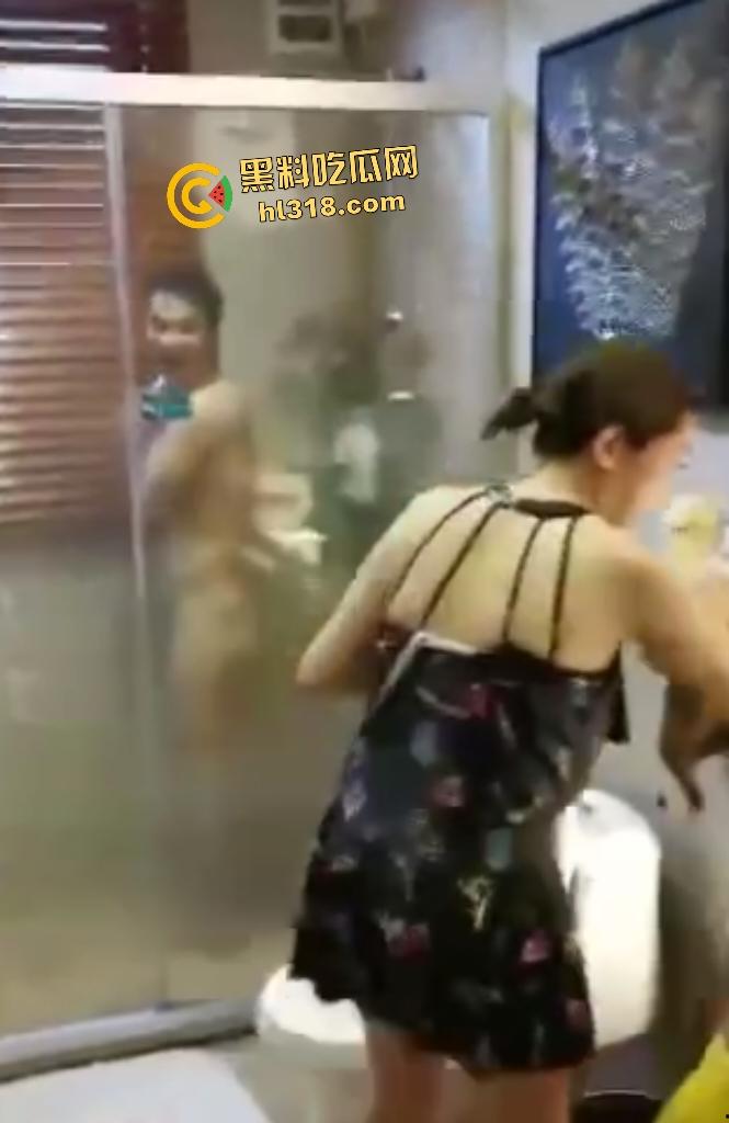 老熟女酒店集体去浴室调戏男性朋友，强拉浴室门看光，还疯狂嘲笑鸡鸡太小没欲望！-2