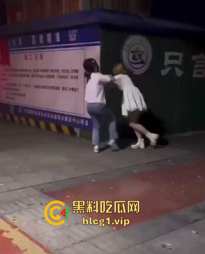 街头赛混剪开赛！女人狠起来根本拉不住啊！互殴招式狠辣不输男人！-15