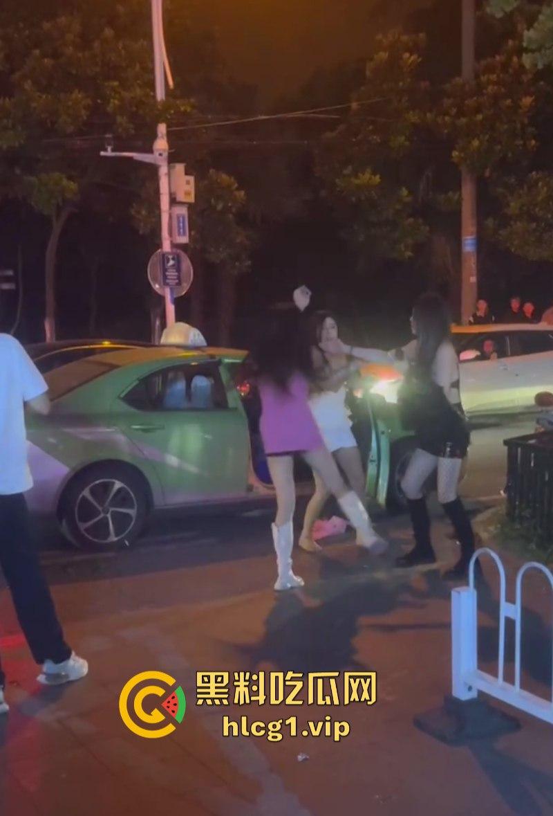 街头赛混剪开赛！女人狠起来根本拉不住啊！互殴招式狠辣不输男人！-17