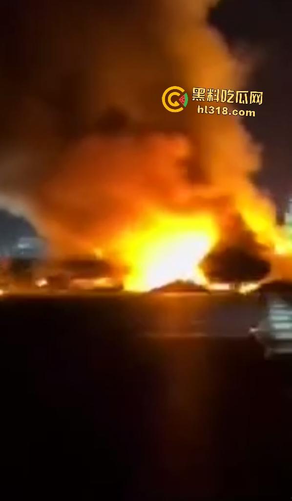 京哈高速四平段凌晨突发车祸！大货车油罐车猛撞起火，网友高速竟限速80真害人！-2