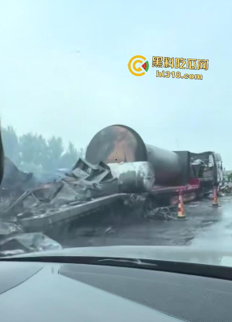 京哈高速四平段凌晨突发车祸！大货车油罐车猛撞起火，网友高速竟限速80真害人！-4