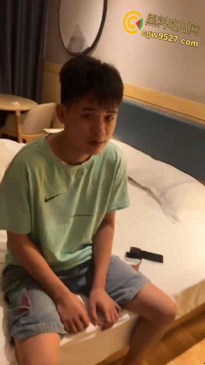 20岁吊带嫩妹结婚半年出轨，在酒店被老公捉奸在床，床上还有调教妹妹的滴蜡，这大兄弟真会吃 ！-4